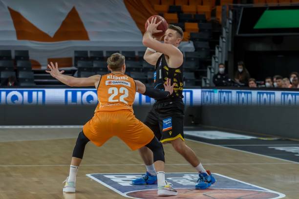 在第三轮比 在第三轮比